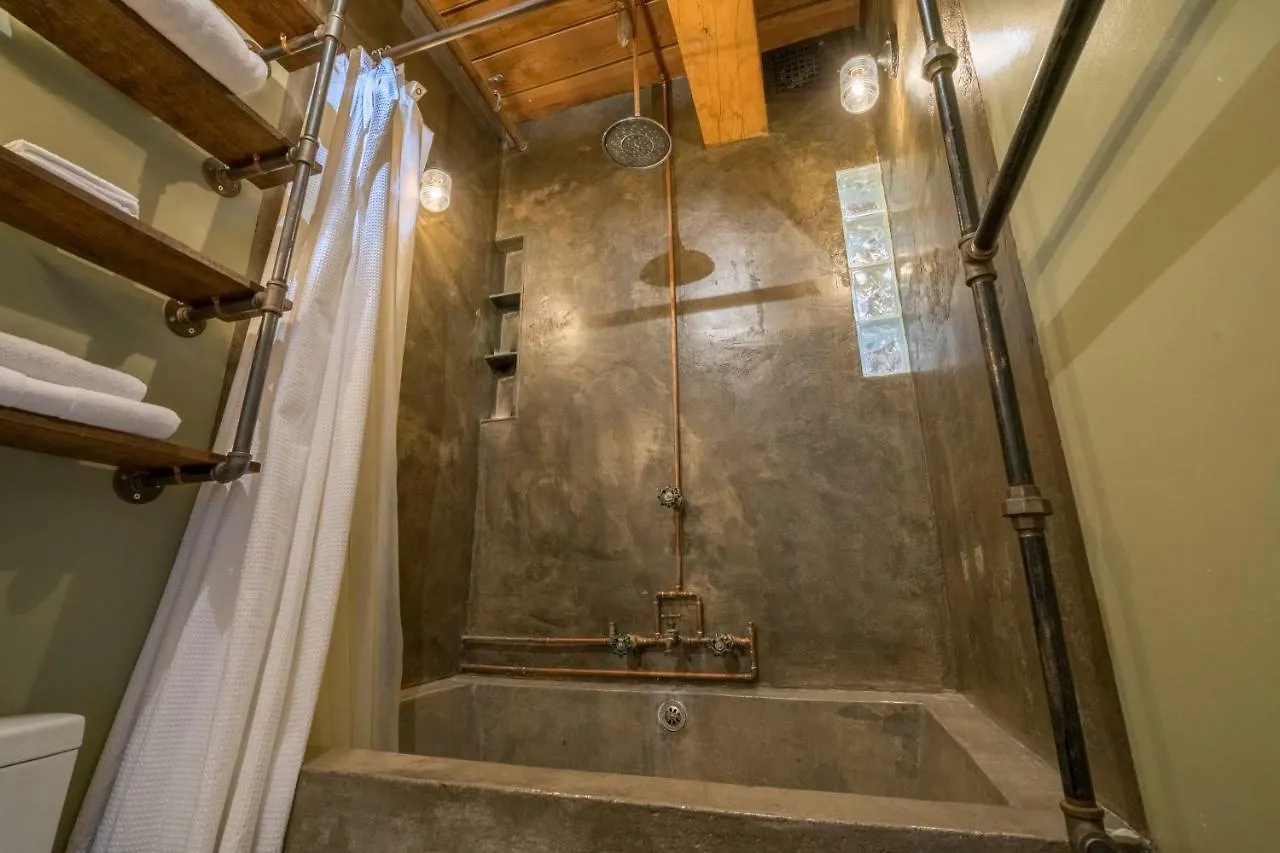 Rustic 1 Bedroom Loft Apartment In Queen Street West Toronto 0*,