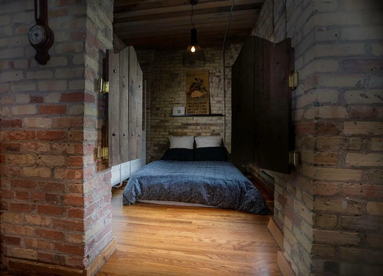 Rustic 1 Bedroom Loft Apartment In Queen Street West Toronto